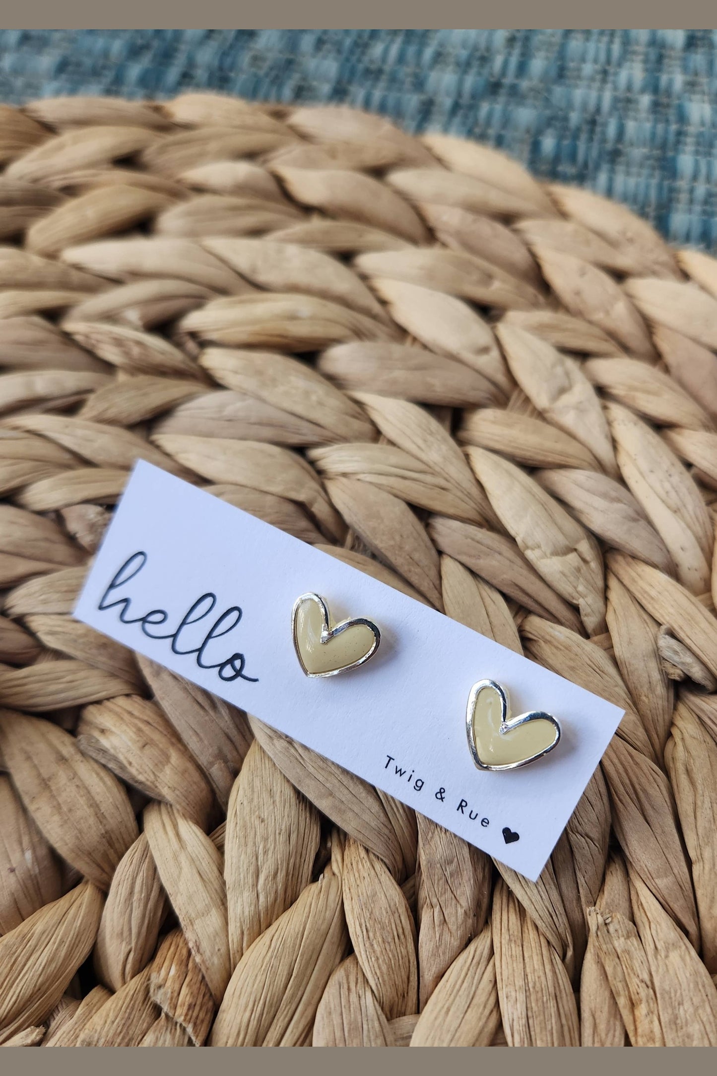 Heart clay studs: White Pearl / Gold heart