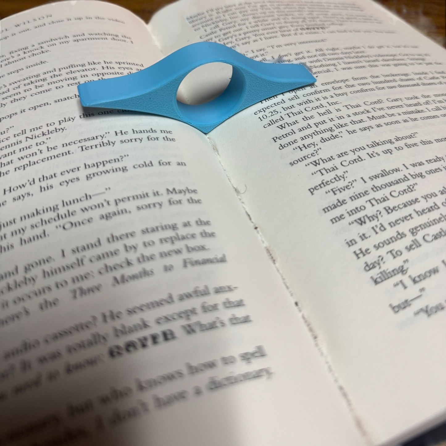 Thumb Page Holder for Reading: Magenta