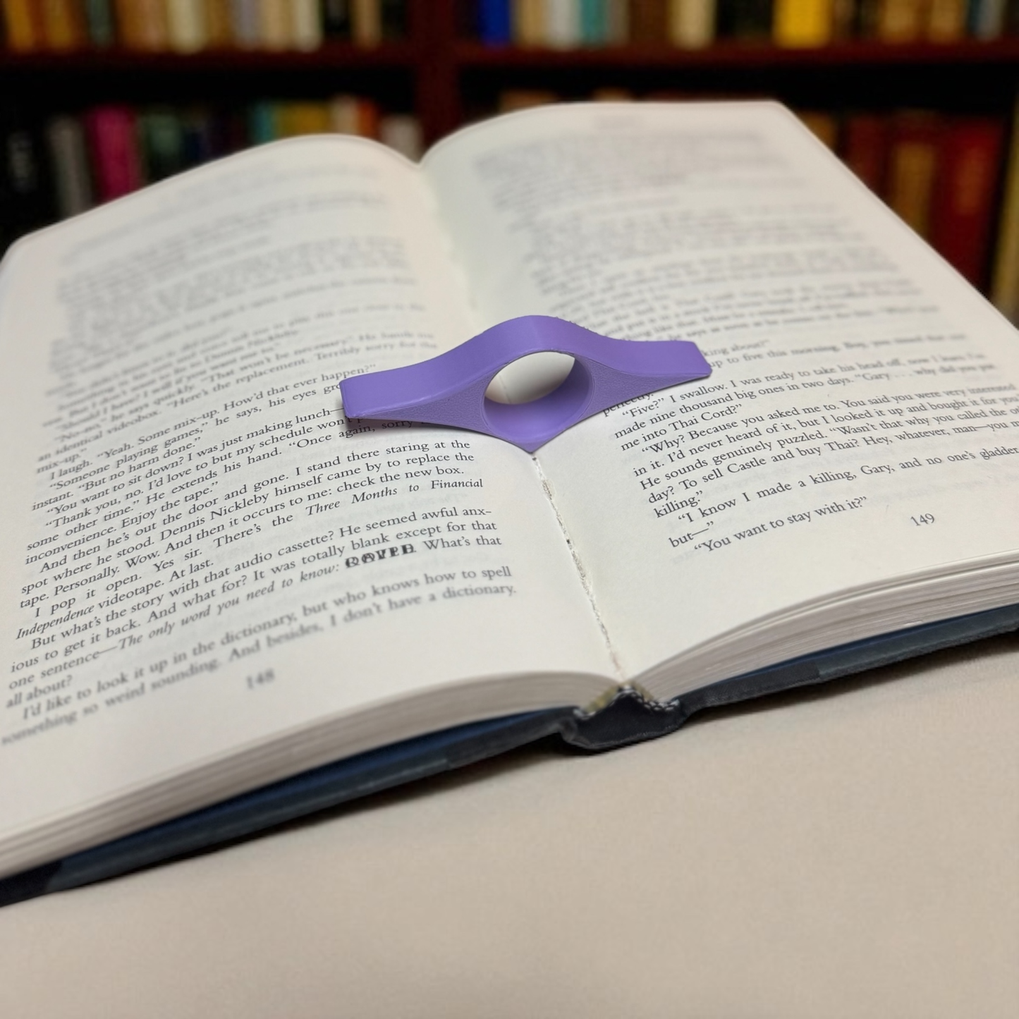 Thumb Page Holder for Reading: Magenta