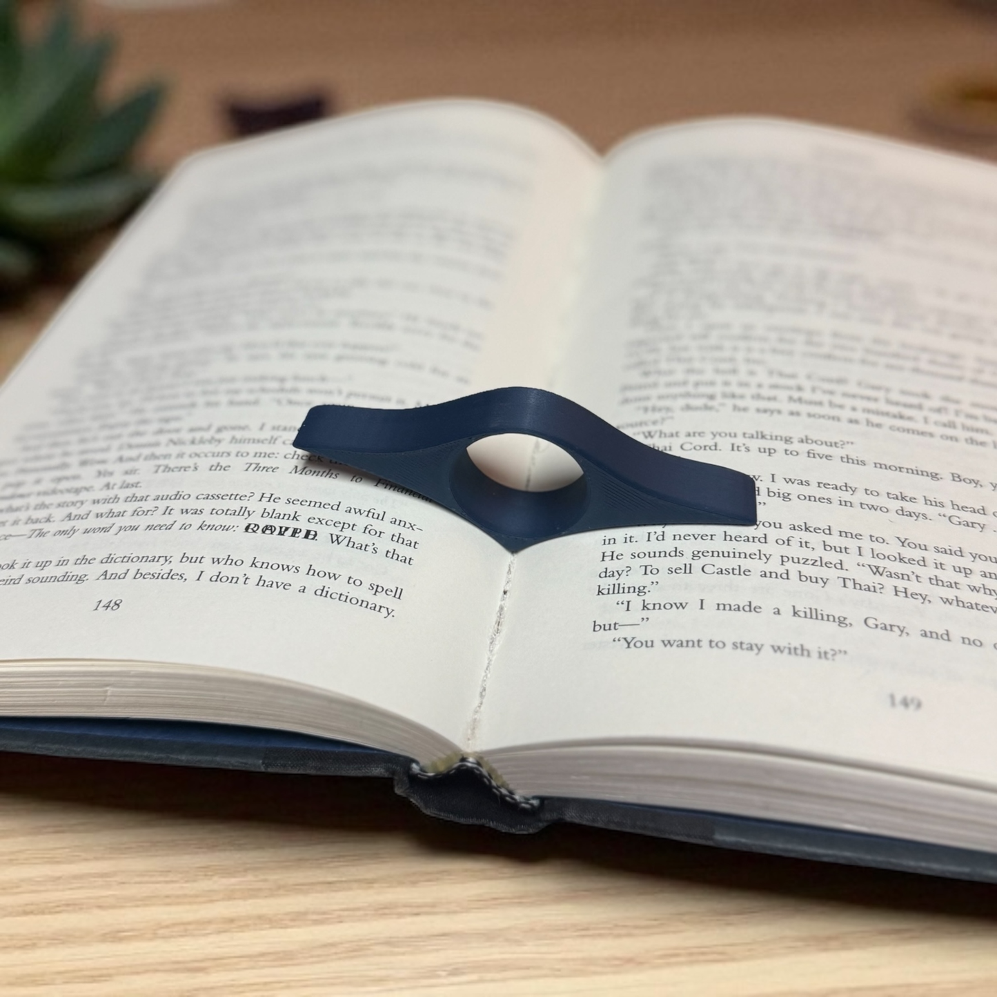 Thumb Page Holder for Reading: Magenta
