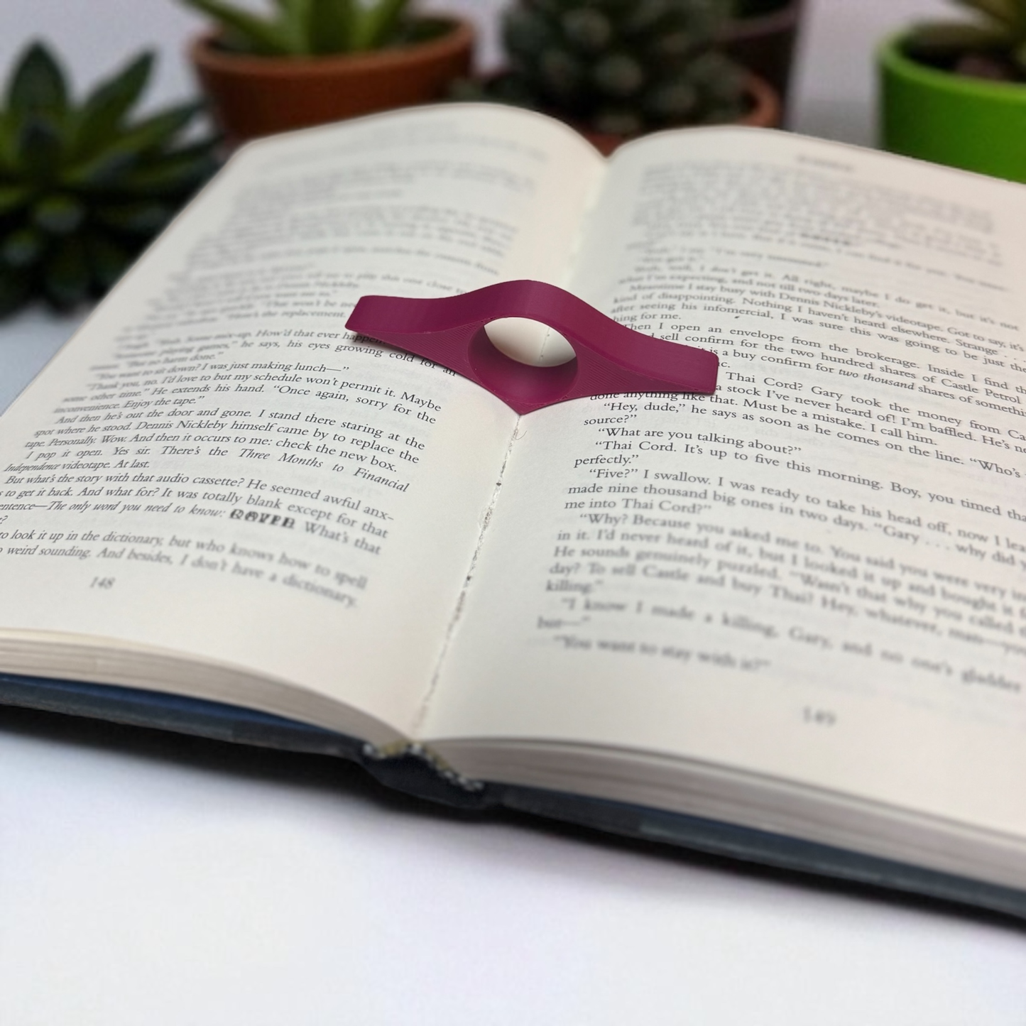 Thumb Page Holder for Reading: Magenta