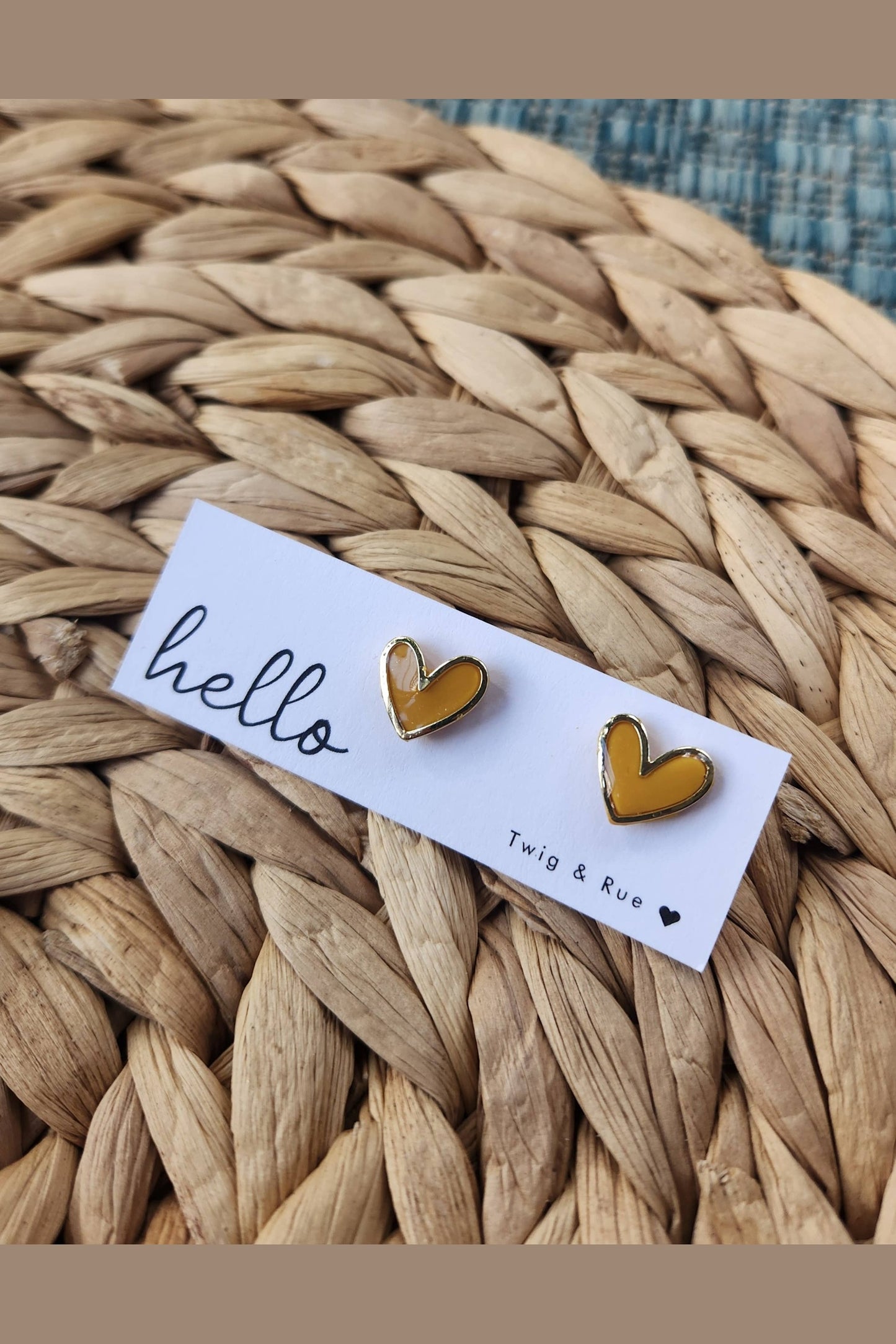 Heart clay studs: White Pearl / Gold heart