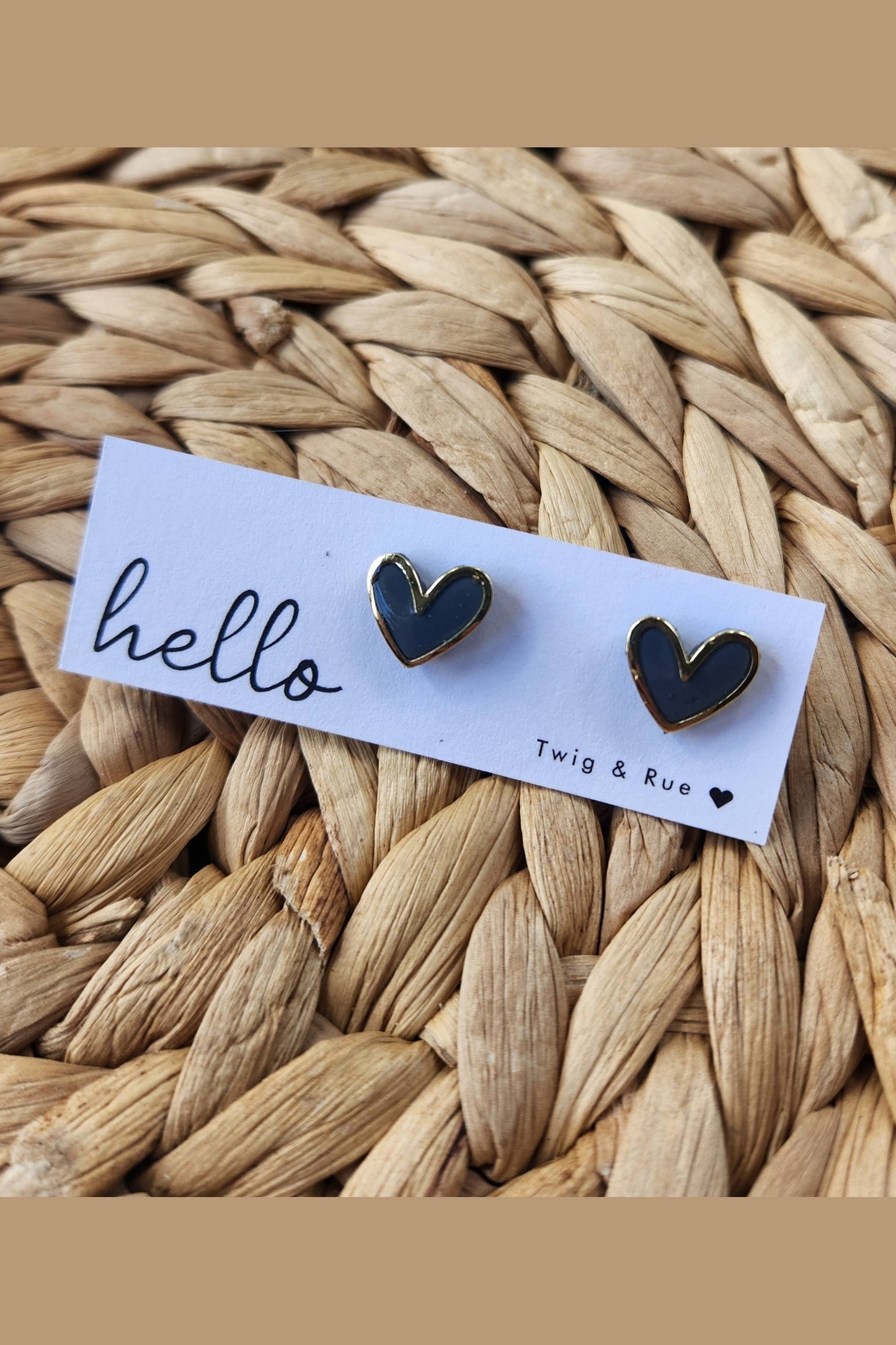 Heart clay studs: White Pearl / Gold heart